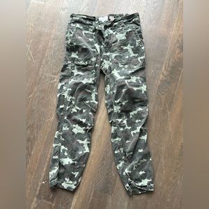 Women’s Anthropologie Wanderer camouflage cargo pants.  Size 30